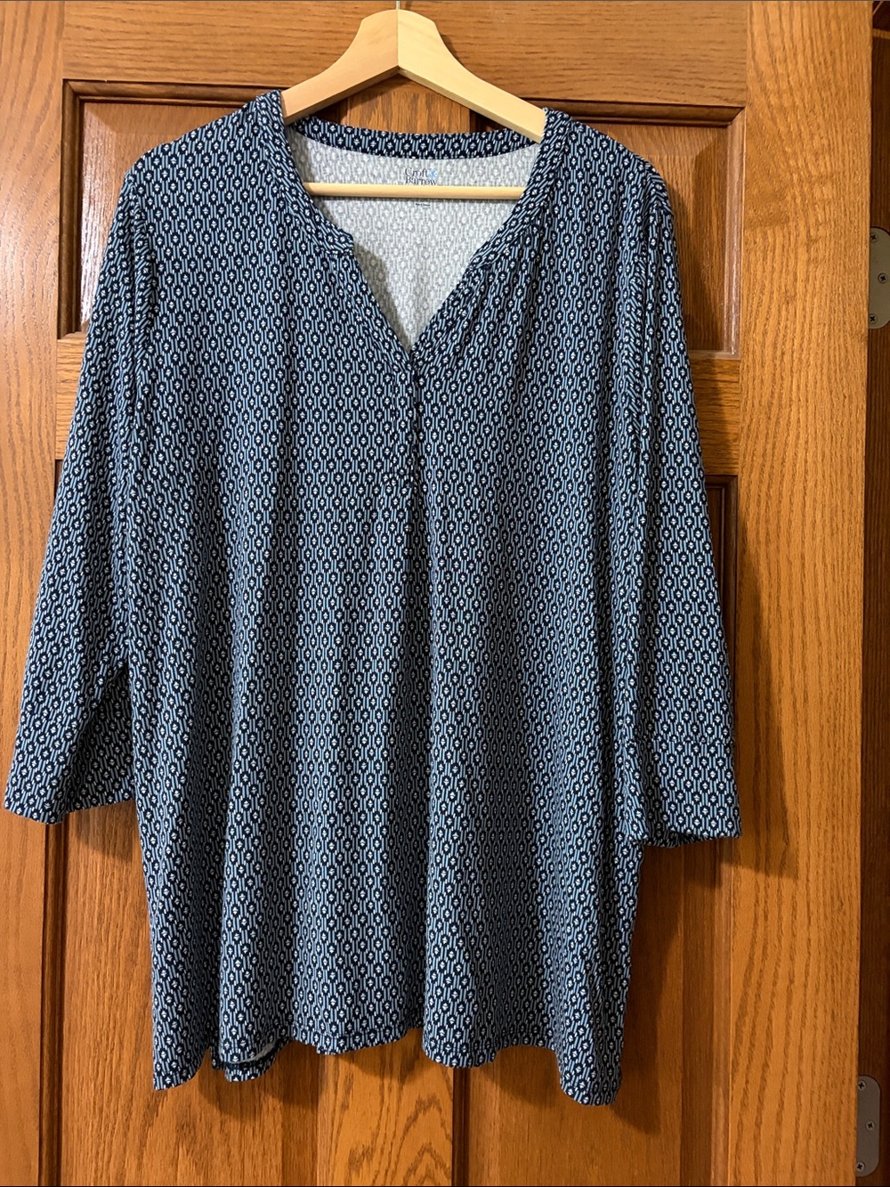 Croft and Barrow Women's Navy Geometric V-Neck Tunic Top